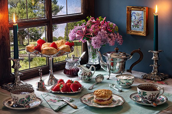 candles_tea_lilac_strawberry_buns_still-life_vase_611754_600x399